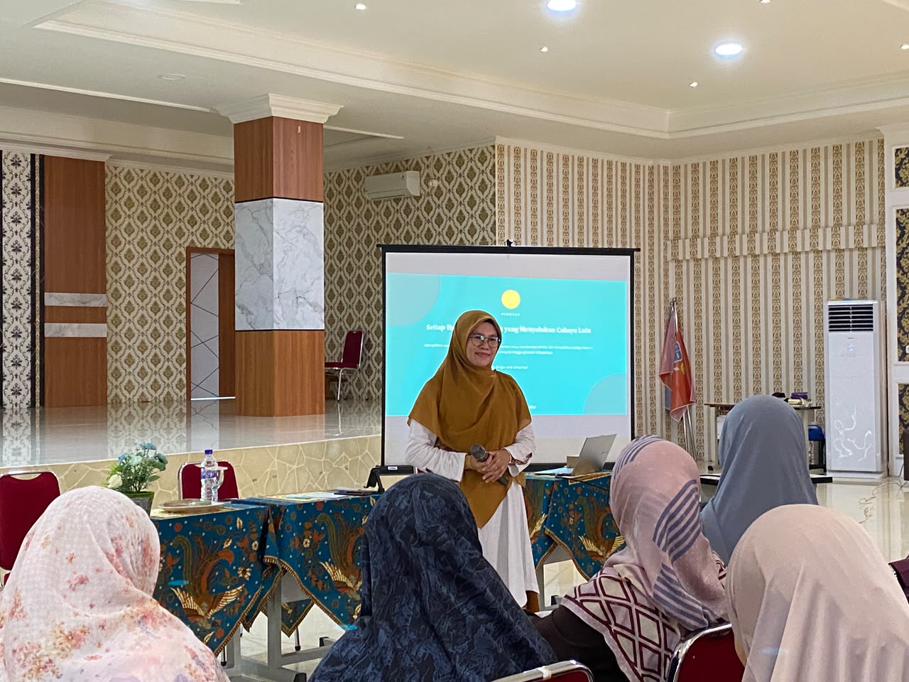 parenting-kajian-miftaha-smpit-nurul-ilmi-2-jambi-sesi-tanya-jawab-2026.jpg Wali murid kelas VII, VIII, dan IX mengikuti Seminar Parenting Kajian Miftaha Madrasah Pertama di Aula SMP IT Nurul Ilmi 2 Jambi.