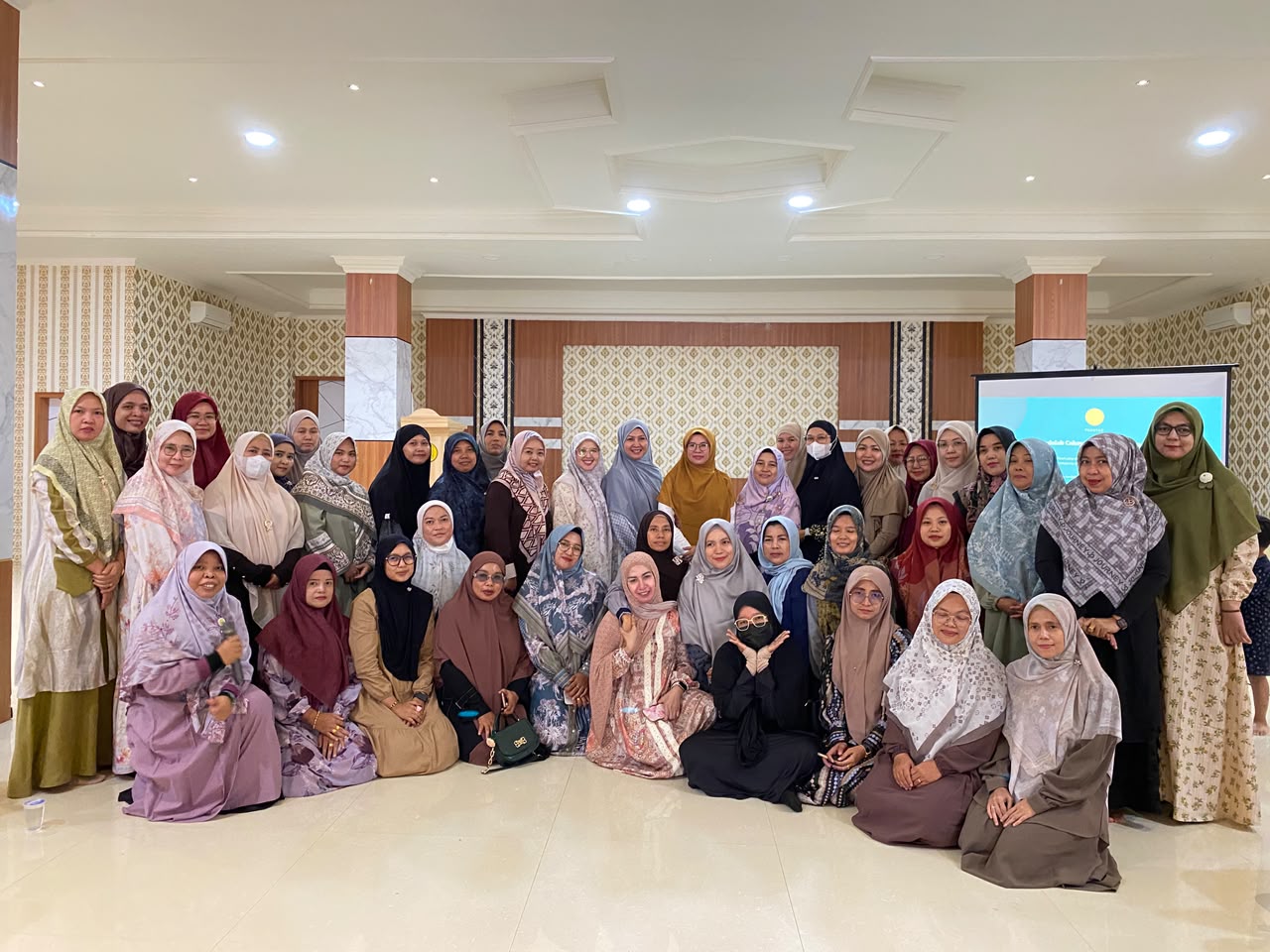 Foto bersama narasumber, pimpinan sekolah, guru, dan wali murid usai Seminar Parenting Kajian Miftaha Madrasah Pertama sebagai wujud komitmen memperkuat kolaborasi antara sekolah dan keluarga. parenting-kajian-miftaha--smpit-nurul-ilmi-2-jambi-foto-bersama-2026.jpg