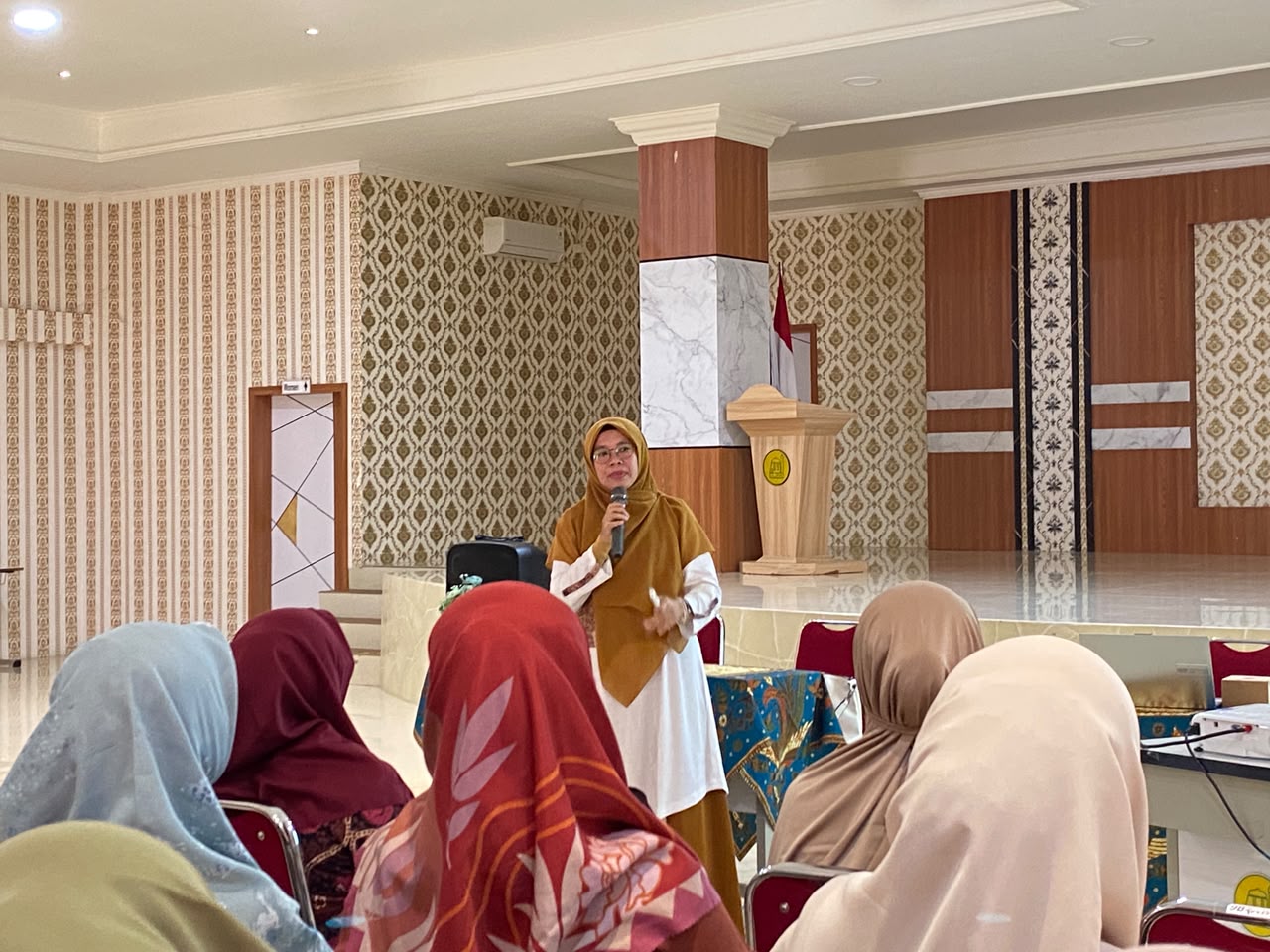 khodijah-harahap-parenting-jambi-03.jpg Khodijah Harahap, S.Pd menyampaikan materi tentang pentingnya peran keluarga sebagai madrasah pertama dalam membentuk karakter dan akhlak anak.